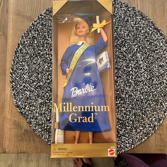Barbie Millennium Grad Cap and Gown New In Box - Picture 5 of 5
